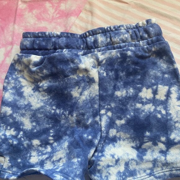 3 Pieces of Cat & Jack 2T 1 Short & 2 Tops Bundle - Picture 2 of 12